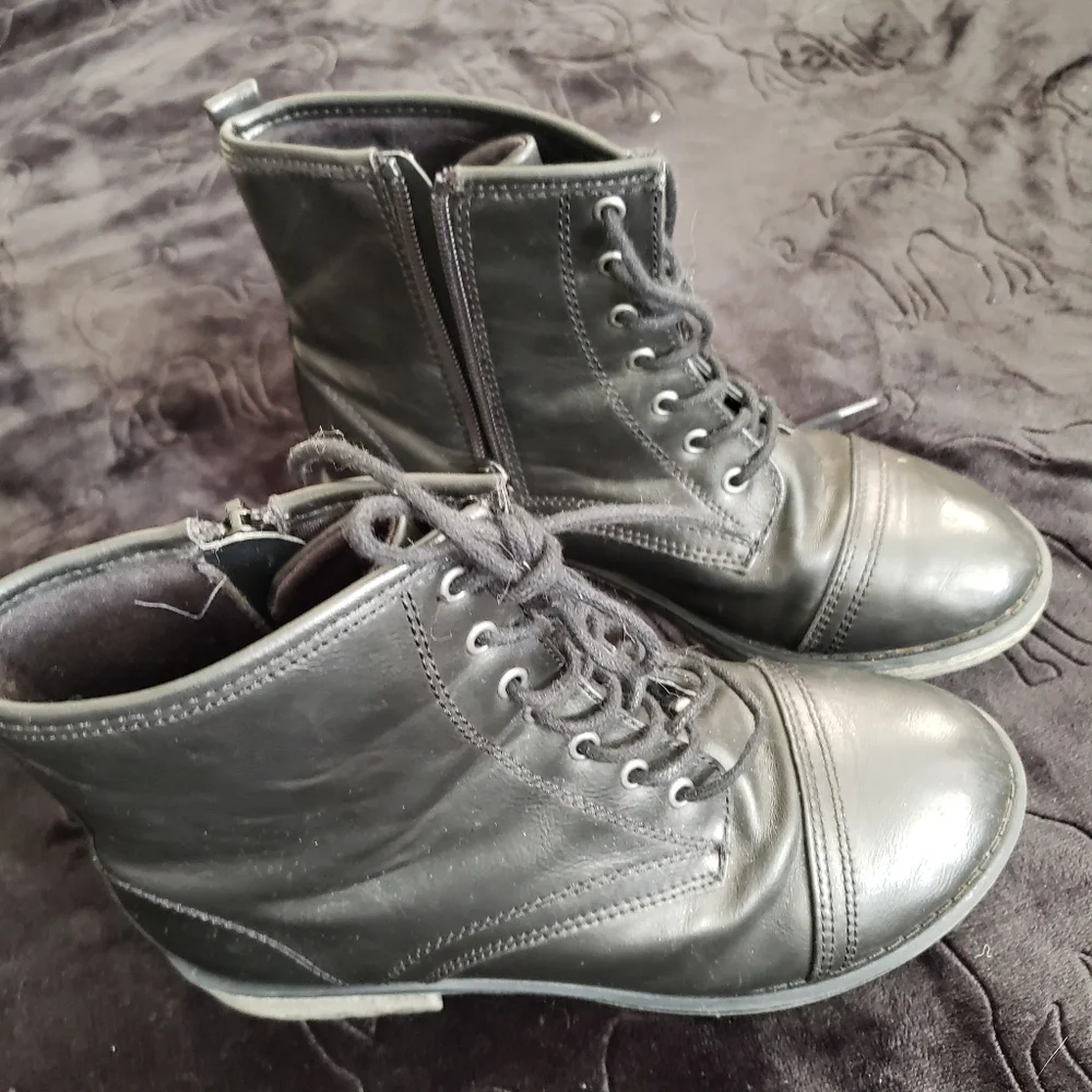 Madden Girl charcoal combat
